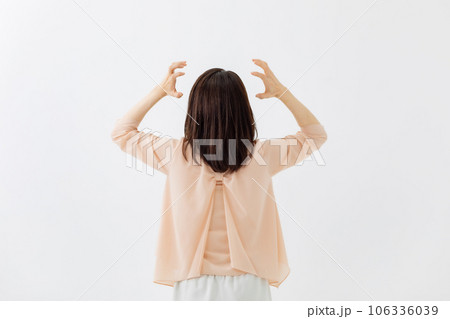 女性　後ろ姿　悩む　ショック 106336039