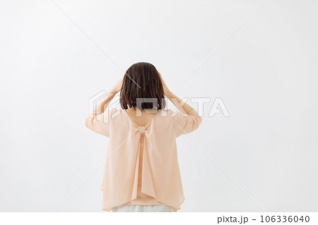 女性　後ろ姿　悩む　ショック 106336040