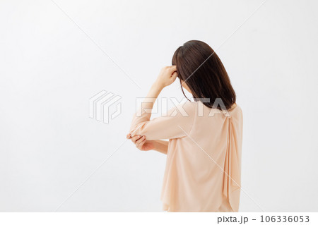 女性　後ろ姿　悩む　ショック 106336053