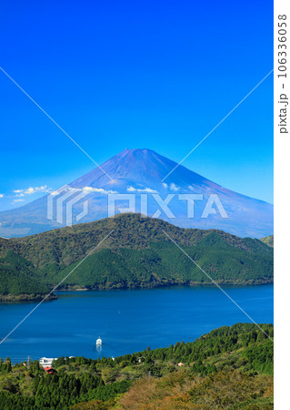 秋の大観山から望む芦ノ湖と富士山の眺望 106336058