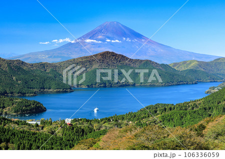 秋の大観山から望む芦ノ湖と富士山の眺望 106336059