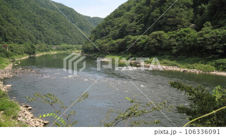 雄大な阿賀野川と緑の山脈と覆道 106336091