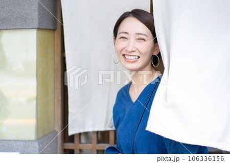 暖簾をくぐる女性 日本料理 外食 暖簾をくぐる女性 日本料理 外食 106336156