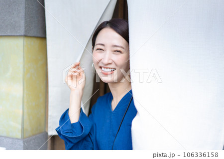 暖簾をくぐる女性　日本料理　外食 106336158