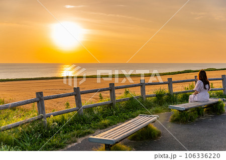 嶺泊駐車場公園　カシオペアの丘　夕陽　黄昏る女性 106336220