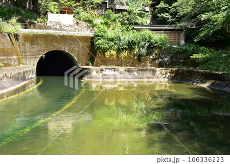 京都市　琵琶湖第一疎水（山科疎水）の諸羽トンネル出口 106336223