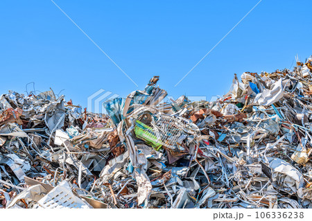 山積みされる金属ごみ 106336238