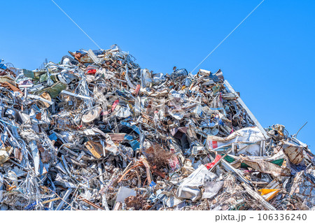 山積みされる金属ごみ 106336240