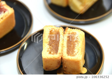 台湾土産のマンゴーケーキ・お皿にのったカットしたマンゴーケーキ 106336252