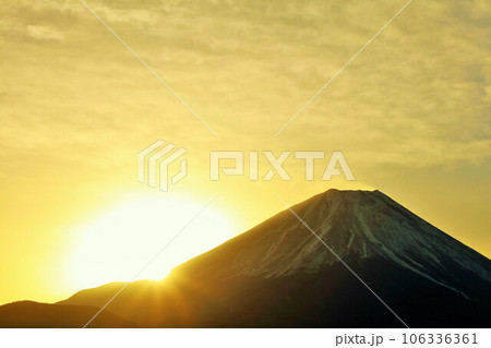 日本の夜明け 富士山と太陽の写真素材 [106336361] - PIXTA