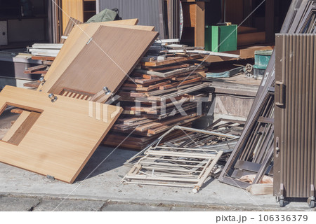 家の解体工事で撤去した建具と金属くずの廃棄物 家の解体工事で撤去した建具と金属くずの廃棄物 106336379