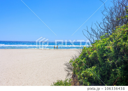 North Stradbroke Islandの澄んだ海と空 North Stradbroke Islandの澄んだ海と空 106336438