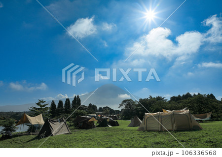 夏のキャンプ場のイメージ 田貫湖キャンプ場からの富士山 夏のキャンプ場のイメージ 田貫湖キャンプ場からの富士山 106336568