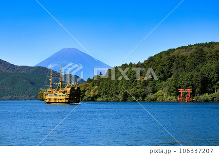 紅葉の芦ノ湖と富士山 神奈川県箱根町 紅葉の芦ノ湖と富士山 神奈川県箱根町 106337207