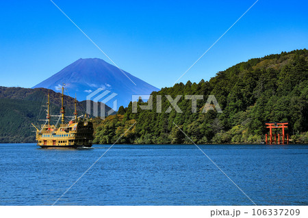 紅葉の芦ノ湖と富士山 神奈川県箱根町 紅葉の芦ノ湖と富士山 神奈川県箱根町 106337209