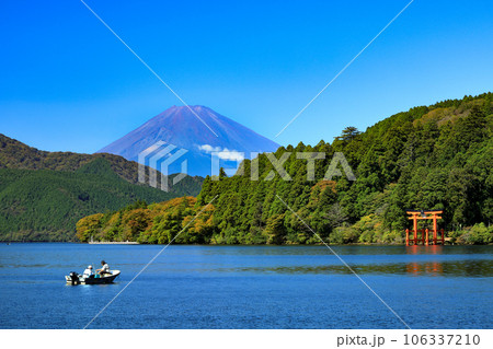 紅葉の芦ノ湖と富士山 神奈川県箱根町 紅葉の芦ノ湖と富士山 神奈川県箱根町 106337210