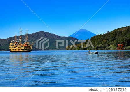 紅葉の芦ノ湖と富士山　神奈川県箱根町 106337212