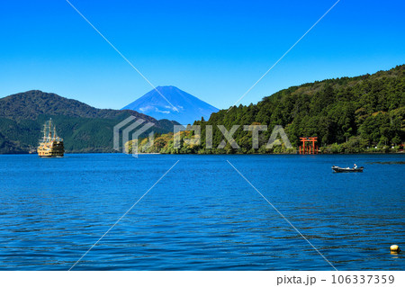 紅葉の芦ノ湖と富士山　神奈川県箱根町 106337359