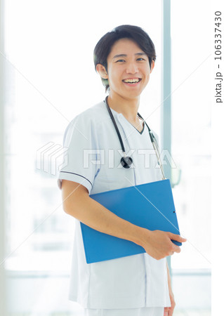白衣 男性 医師 看護師 106337430