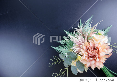 ドライフラワーのブーケと黒背景 106337538