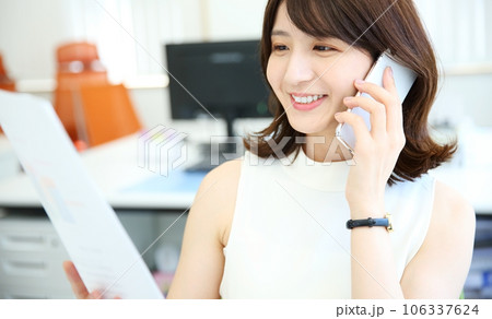 オフィスで仕事をする女性イメージ オフィスで仕事をする女性イメージ 106337624