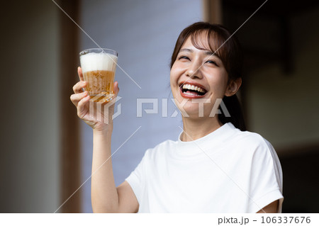 笑顔でビールを飲むかわいい女性 106337676