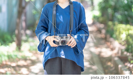 屋外でカメラを持つ女性 106337845