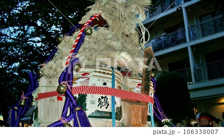 「奥澤大蛇御輿(2010.9)」担ぎ手も観客も興奮してきました。藁で出来ている蛇みこしも踊る 「奥澤大蛇御輿(2010.9)」担ぎ手も観客も興奮してきました。藁で出来ている蛇みこしも踊る 106338007