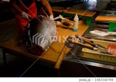 塩釜海産物仲卸市場　マグロの解体 106338749