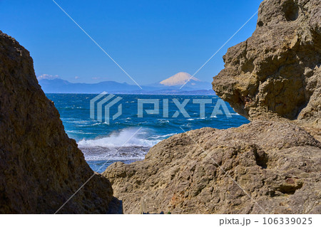 神奈川県藤沢市江の島の稚児ヶ淵から岩越しに富士山を見る 神奈川県藤沢市江の島の稚児ヶ淵から岩越しに富士山を見る 106339025