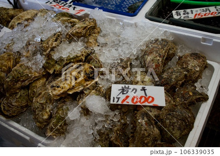 塩釜水産物仲卸市場　美味しい岩牡蠣 106339035