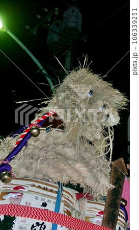 ｢奥澤大蛇御輿(2010.9)｣踊る蛇みこし2010。熱い熱気で掛け声 拍手 飛び散る汗の粒 106339251