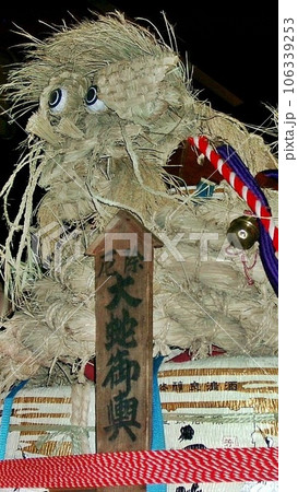 ｢奥澤大蛇御輿(2010.9)｣踊る蛇みこし2010。いよいよ佳境。掛け声 拍手 飛び散る汗の粒 106339253