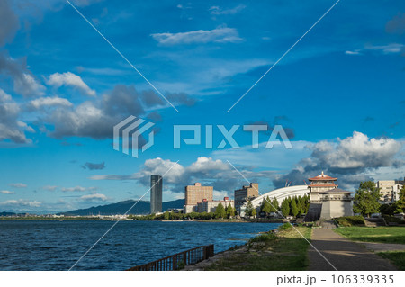 夏の琵琶湖岸風景の写真素材 [106339335] - PIXTA