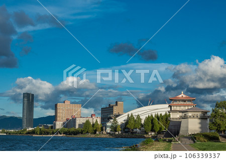 夏の琵琶湖岸風景 106339337