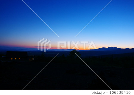 十勝岳望岳台からの夜明け前の絶景／北海道美瑛町 106339410