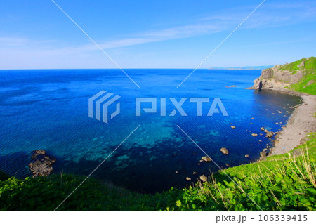 北海道・神威岬のシャコタンブルーの海 106339415