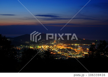 北海道の三大夜景　小樽の夜景／小樽市毛無山展望所 106339416