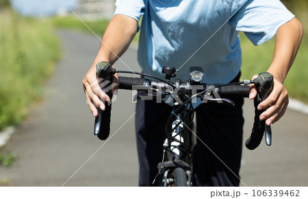 ロードバイクに乗る子供 ロードバイクに乗る子供 106339462