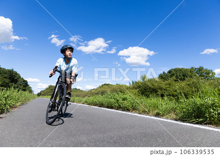 ロードバイクに乗る子供 106339535