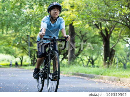 ロードバイクに乗る子供 ロードバイクに乗る子供 106339593