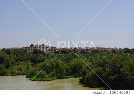 スペイン コルドバ トリウンフォ広場から見たグアダルキビール川と対岸の街並み 106340195