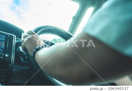 運転する女性 106340537