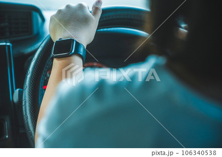 運転する女性 106340538