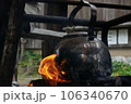 キャンプ中にやかんを焚き火で温める 106340670