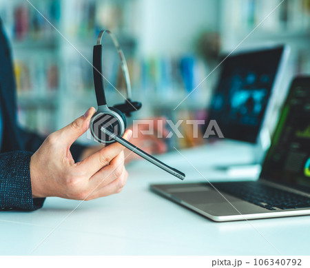書斎でのビデオ会議 ヘッドセット使用 書斎でのビデオ会議 ヘッドセット使用 106340792