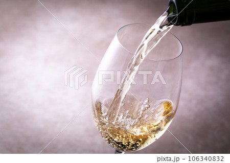 白ワインを注ぐ 白ワインを注ぐ 106340832