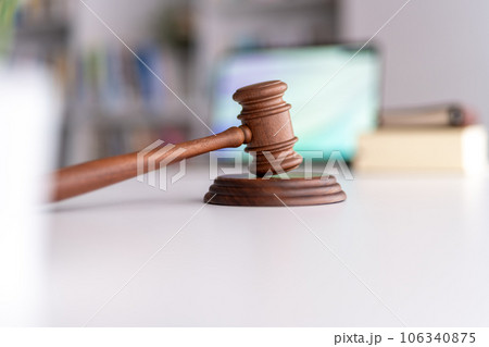 法律関連イメージ（コンセプチュアルイメージ） 106340875