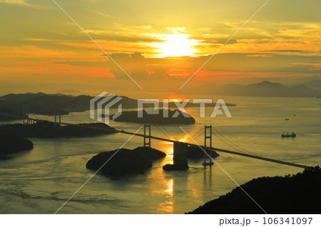 【愛媛県】夕焼けの来島海峡大橋（しまなみ海道） 106341097