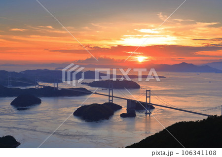 【愛媛県】夕焼けの来島海峡大橋（しまなみ海道） 106341108